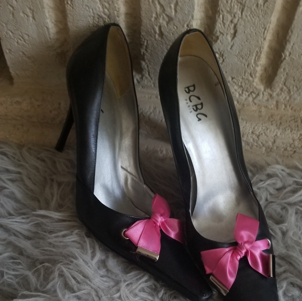Black pointed to pump